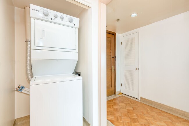 Building Photo - 1341 Kapiolani Blvd