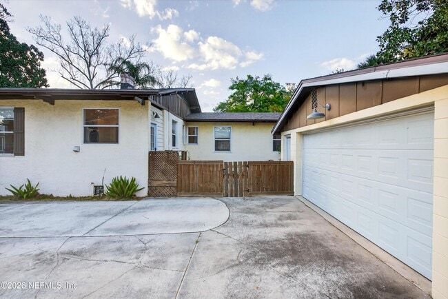 Building Photo - 1903 Dewey Pl