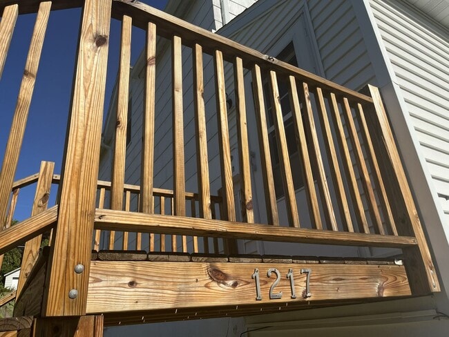 Building Photo - 1217 E 7th St