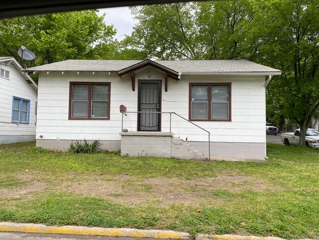 Primary Photo - 202 Alcorn St