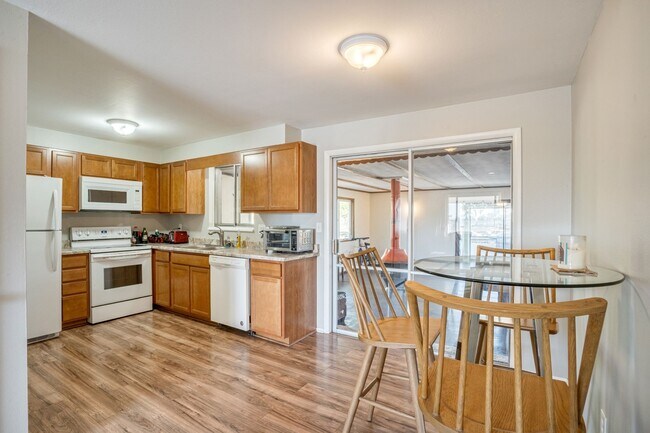 Building Photo - Room in a large shared home, great neighborhood, friendly roommates!