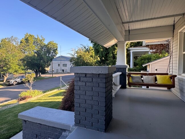 Building Photo - 120 S Roop St