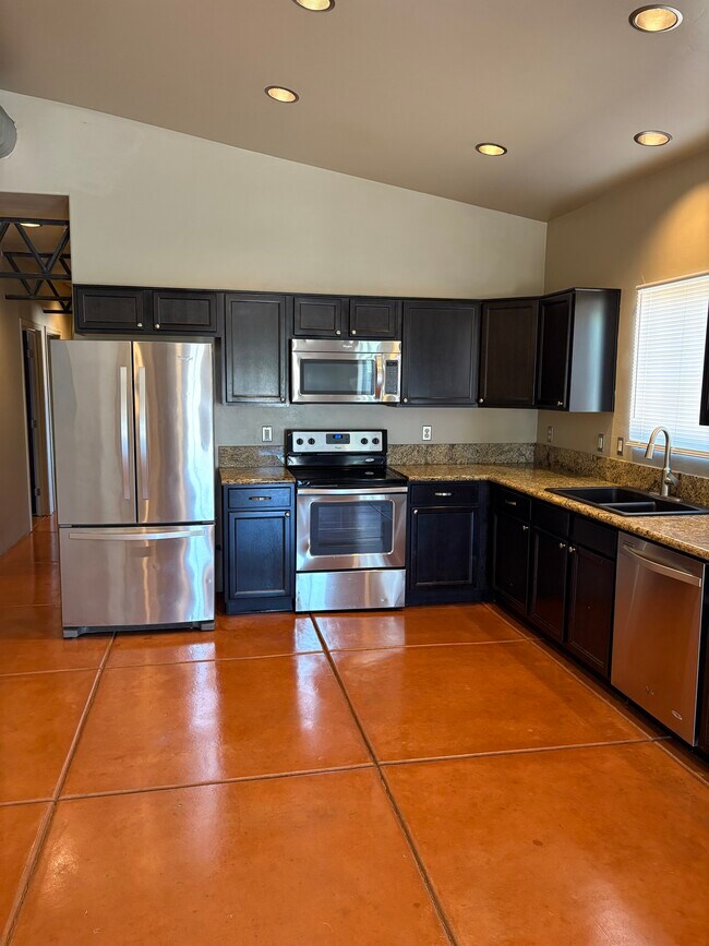 Building Photo - 1014 E Linden St