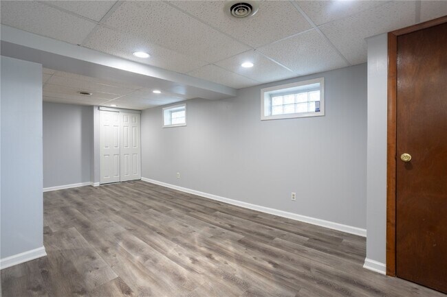 Building Photo - 4464 Mohegan Dr