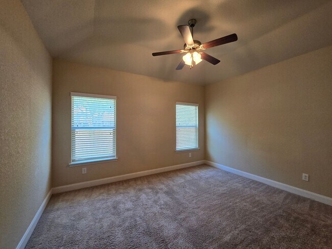 Building Photo - Walk to Historic Gruene! Fridge Included /...