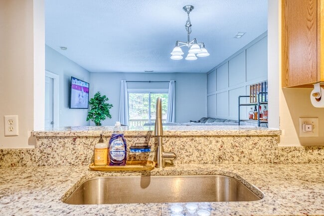 Building Photo - Fletcher condo, 2 bedrooms/2 Bathrooms wit...