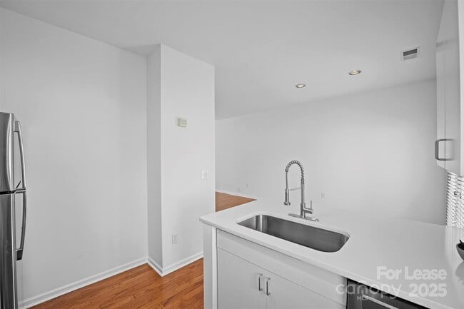 Building Photo - 2252 Vision Dr