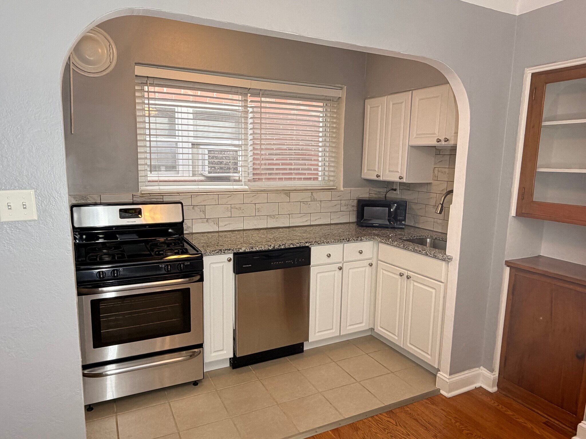 Building Photo - 6618-6620 Devonshire Ave