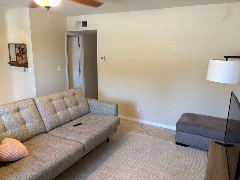 Building Photo - 586 Augusta Dr