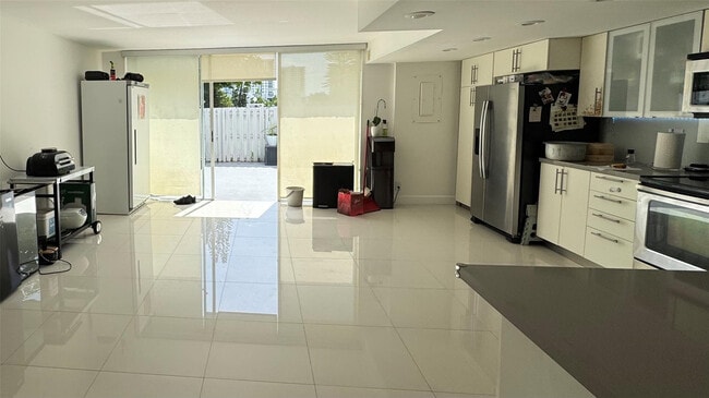 Building Photo - 916 NE 27th Ave