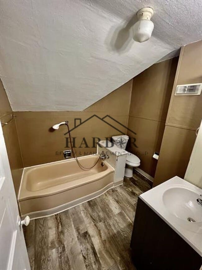 Building Photo - 403 10th St NW