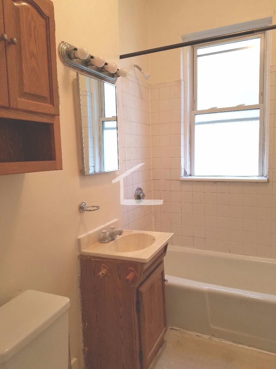 Building Photo - 229 Kelton St