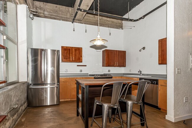 Building Photo - 2 Bedroom Condo Available In West Clawson Lofts!