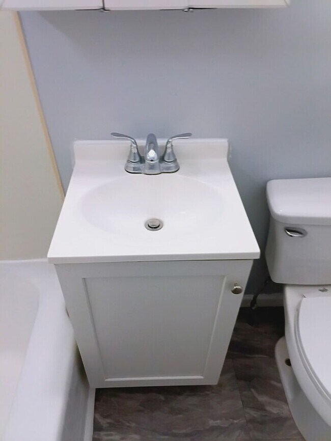 Building Photo - Fully Renovated 2 Bed | Fresh, Clean, Move-In Ready