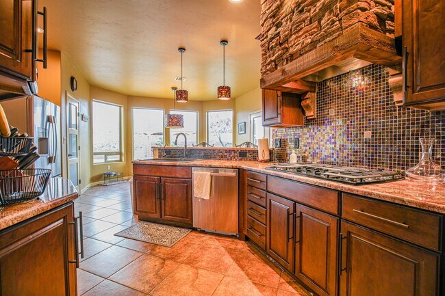 Building Photo - Beautiful 4 Bed 2 Bath - Dogs Allowed!