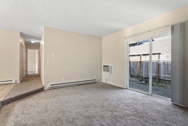 Building Photo - 2 Bedroom townhome with Washer and Dryer INSIDE!