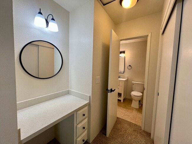 Building Photo - Great Townhome in the Pocket area close to everything!