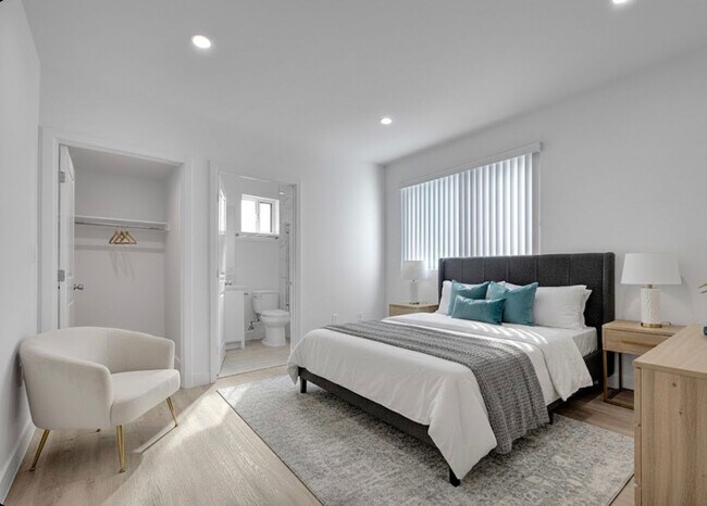 Building Photo - 5850 Vineland Ave