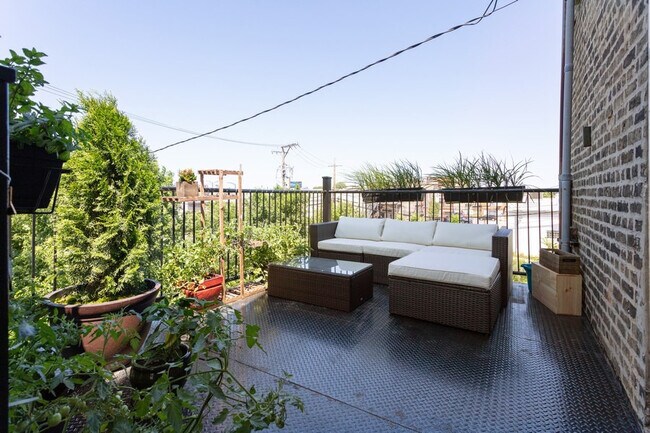 Building Photo - 1530 N Throop St