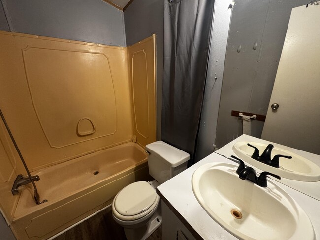 Building Photo - 1102 E Spring St