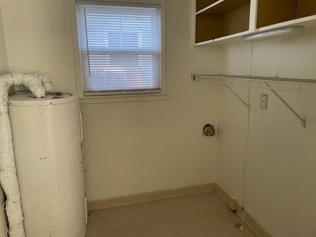 Building Photo - Cute Home In The Center Of Town!!!