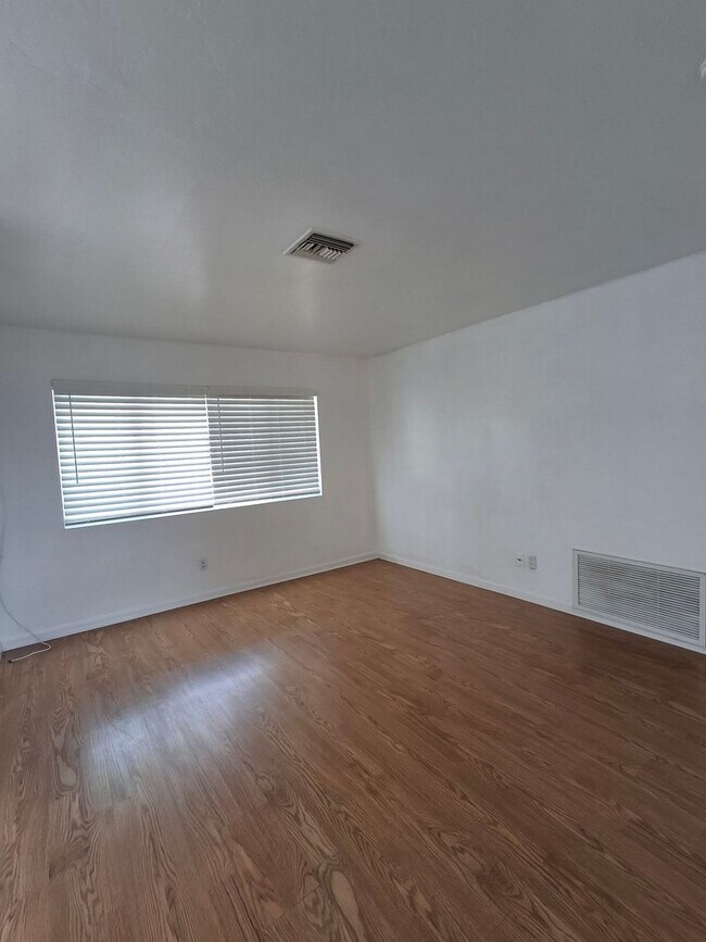 Building Photo - Amazing 4-Bedroom Home w/ Views!