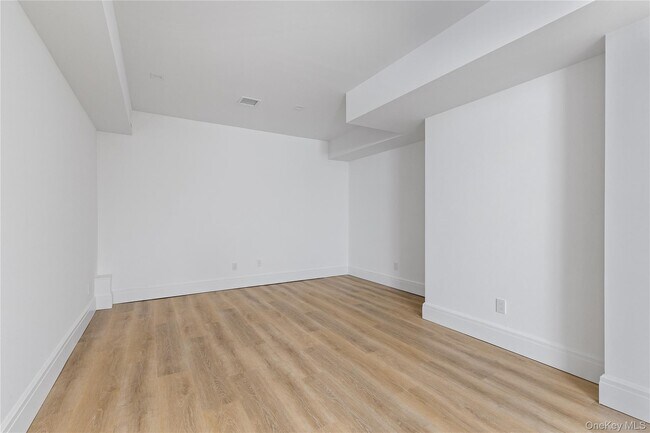 Building Photo - 42 Mamaroneck Rd
