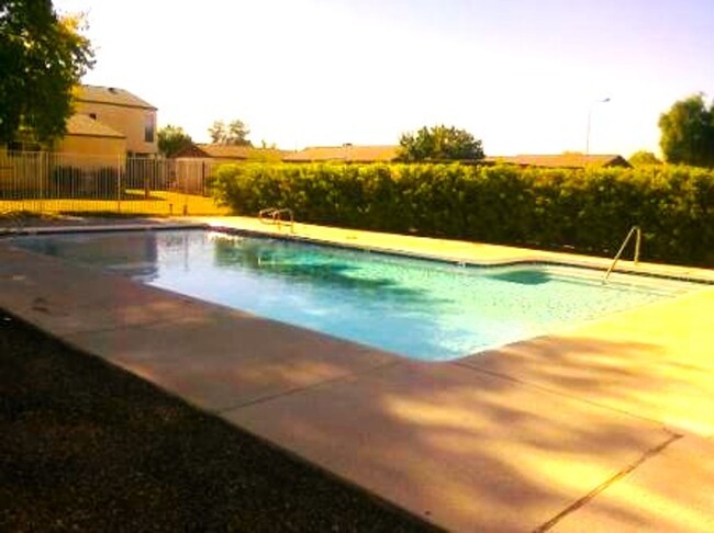 Building Photo - AFFORDABLE TOWNHOUSE IN TEMPE! -- 1/2 RENT...