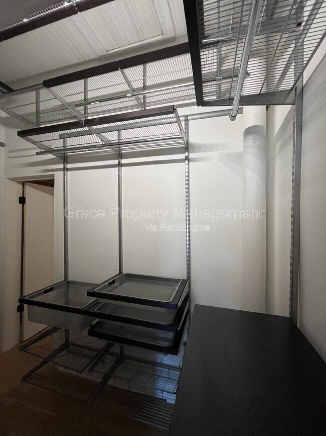 Building Photo - 220 Sherman St