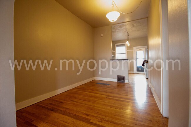 Building Photo - SIERRA 1322/1324 S 6 ST