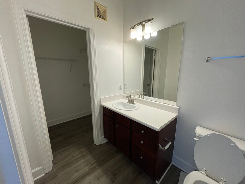 Building Photo - Room in Condo on Crossing Pl