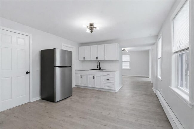 Building Photo - 92 Sylvian St