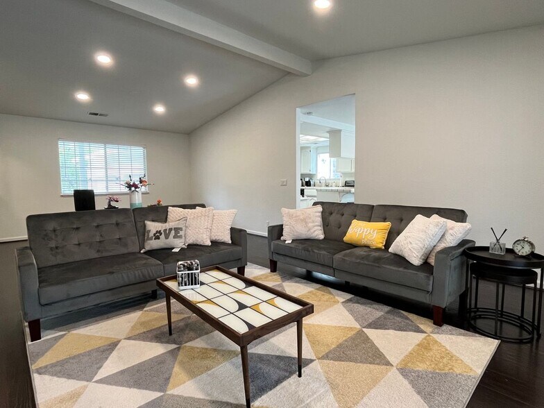 Building Photo - 3685 Fairway Dr