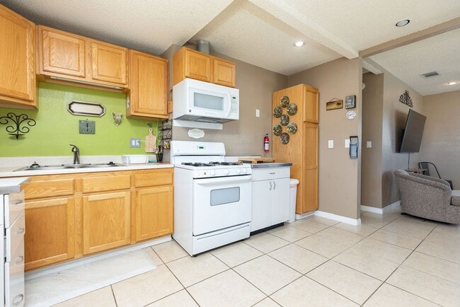 Building Photo - Short Term Furnished Rental!