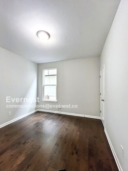 Building Photo - 533 Moore Ave