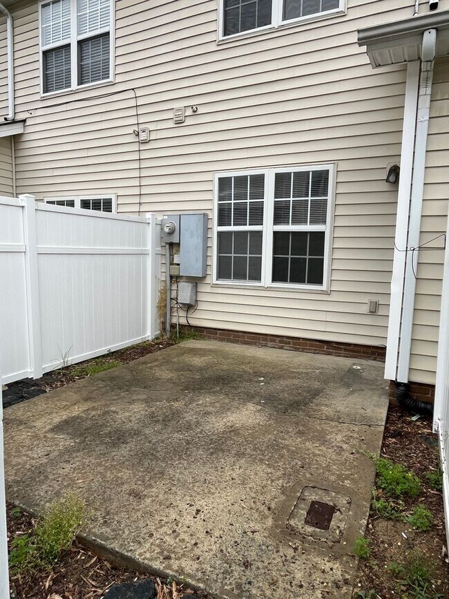 Building Photo - Refreshed 2 Bed Townhome in South Charlott...