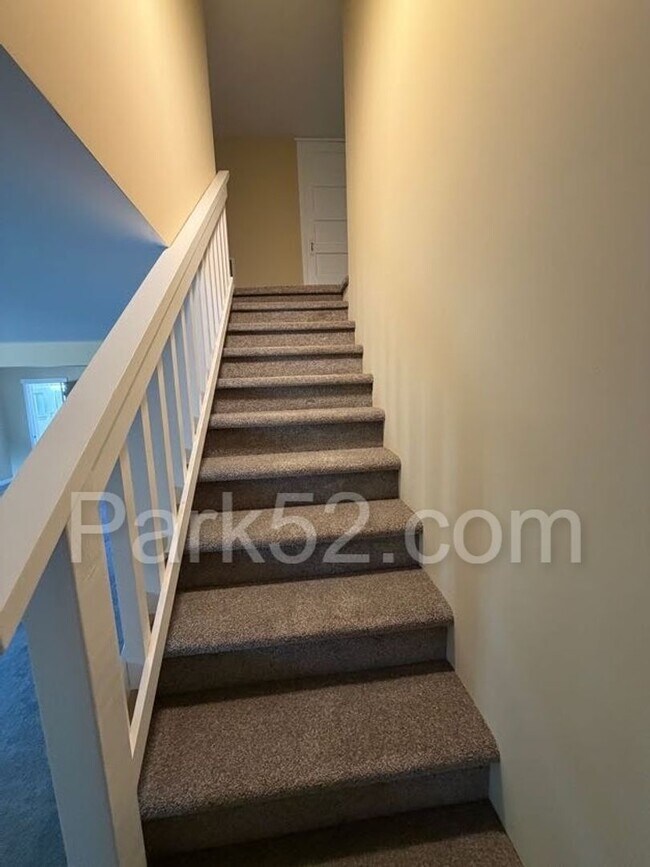 Building Photo - 4 Bedroom 2 Bathroom Single Family Northeast Tacoma Home
