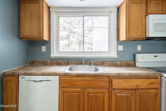 Building Photo - 6 Utica Ave