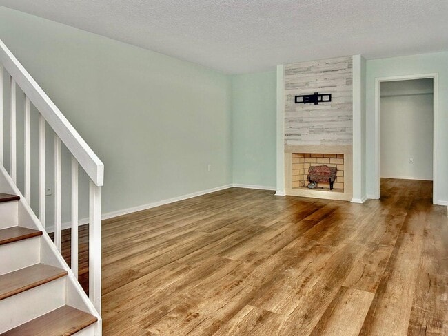 Building Photo - 405 4th Ln