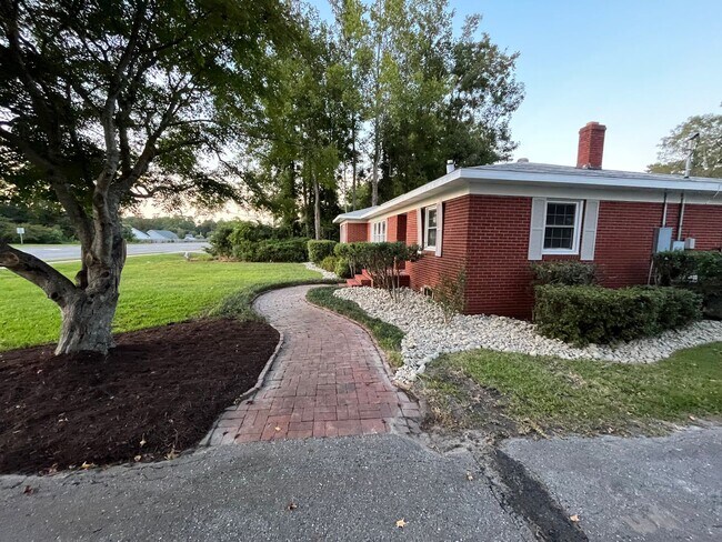 Building Photo - 5bd/2ba Remodeled Brick Ranch Home with Spacious Private Yard