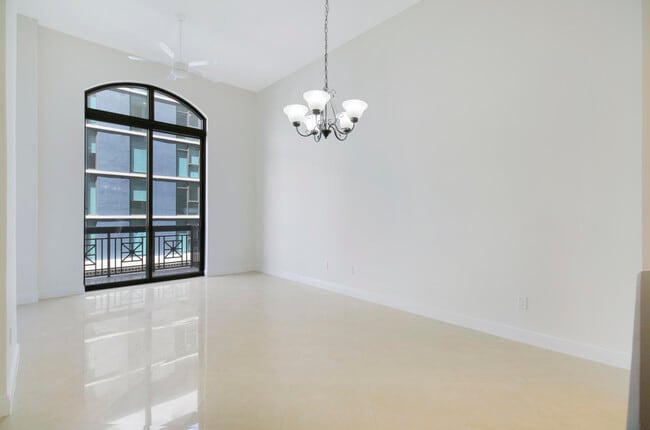 Building Photo - 701 S Olive Ave