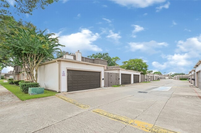 Building Photo - 2803 Camelot Ln