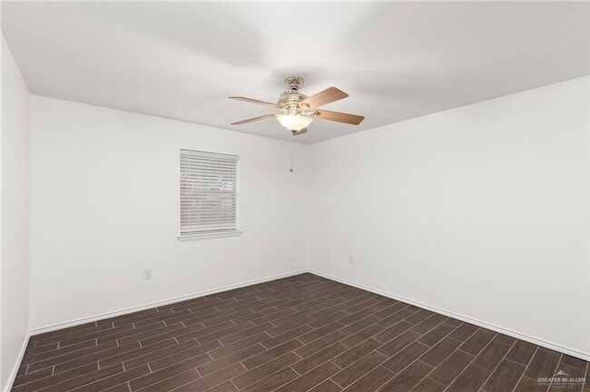 Building Photo - Centrally Located Apartment with Pool!!