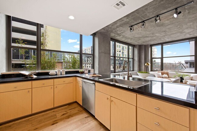 Building Photo - 2 Bed/2 Bath Luxury Condo at The Bond