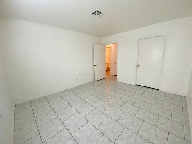 Building Photo - Cozy 2bd/2ba Gated Condo! W/ 2 Community Pools and Spa!