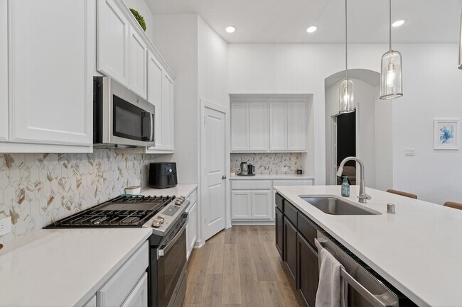 Building Photo - 8145 Overland Grv