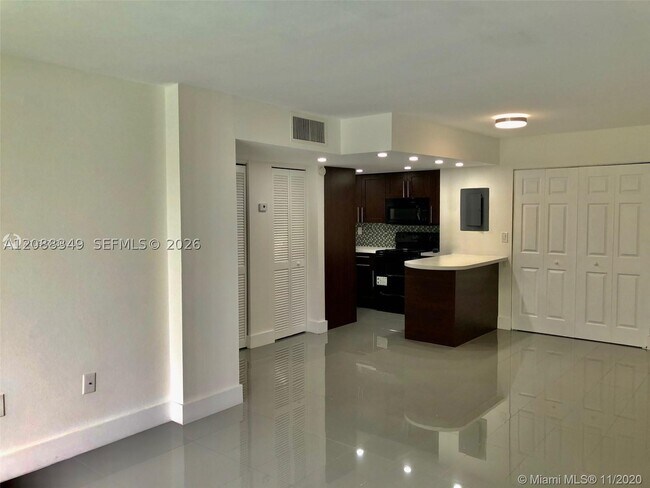 Building Photo - 8870 Fontainebleau Blvd