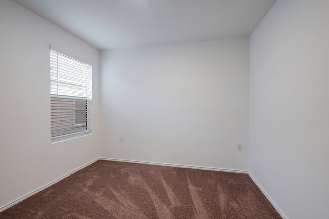 Building Photo - Stunning New 4-Bedroom Home with Upgrades in Mission del Lago.