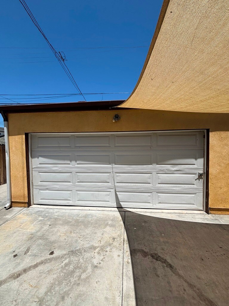 Building Photo - 147 E 105th St