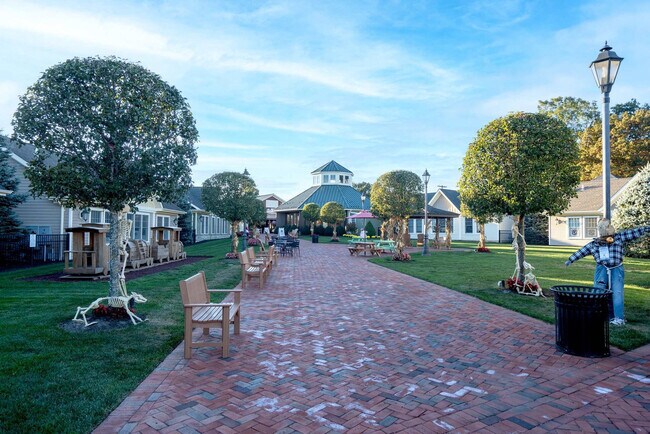 Building Photo - 7 Oak St